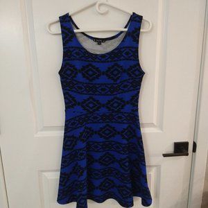 Try ! This blue and black casual dress